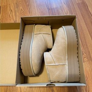 UGG Classic Ultra Mini Platform tan boots Size US 9 NWB